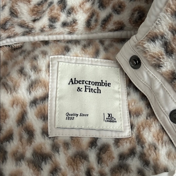 Abercrombie & Fitch Animal Print Fleece pull over - Picture 4 of 5